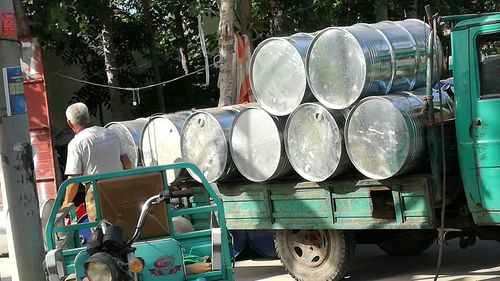 桓台县唐山镇浒家村安全网格员对装卸现场进行安全监督,确保安全